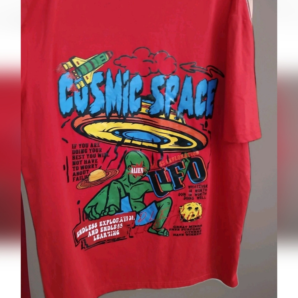 Cosmic Space Bright Red Men's T-shirt Sz Med UFO Alien Retro Rad Flying Saucer